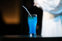 南端まいな考案のオリジナルカクテル「マイナブルー」。