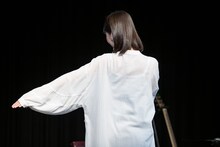 くるりと回る南端まいな。