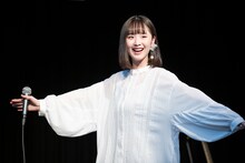 スタッフの間で「クリオネ」と呼ばれている新衣装を紹介する南端まいな。