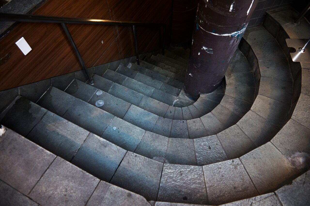 LIVE HAUSへと続く階段。