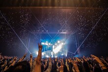 Aimer「Aimer Hall Tour 19/20 "rouge de bleu"」東京国際フォーラム ホールA公演の様子。