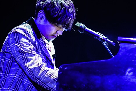 藤原聡(Vo, Piano)(撮影:渡邉一生 )