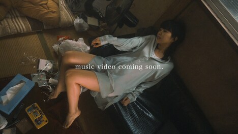 アイナ・ジ・エンド「死にたい夜にかぎって」ティザー映像のワンシーン。