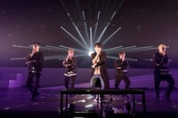 内田雄馬「YUMA UCHIDA 1st LIVE TOUR『OVER THE HORIZON ～& Over～』」の様子。（撮影：上飯坂一）