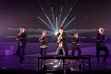 内田雄馬「YUMA UCHIDA 1st LIVE TOUR『OVER THE HORIZON ～& Over～』」の様子。（撮影：上飯坂一）