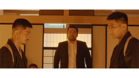 AKLO「カマす or Die feat. ZORN」ミュージックビデオより。左からZORN、漢 a.k.a. GAMI、AKLO。