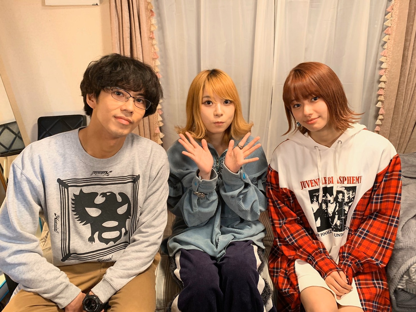 ましのみ（中央）と「死にたい夜にかぎって」に出演している賀来賢人（左）、山本舞香（右）。