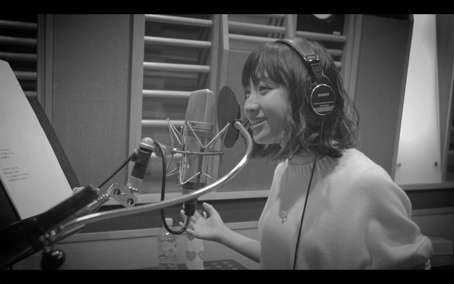 有安杏果「虹む涙」ミュージックビデオより。