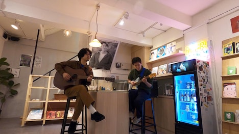 左から菅原慎一(シャムキャッツ)、洪申豪(VOOID)。(c)BSフジ