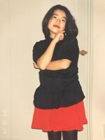 9歳にしてこの貫禄。母の化粧品で遊び、この頃からすでにバブルごっこをしていた。