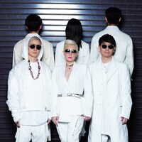 m-flo「3/6にm-flo loves復活&新曲“tell me tell me”リリース！3名の新lovesは誰か#mfloと#lovesで回答募集！まずは豪華41曲のlovesをチェックしてねアルバム」ジャケット