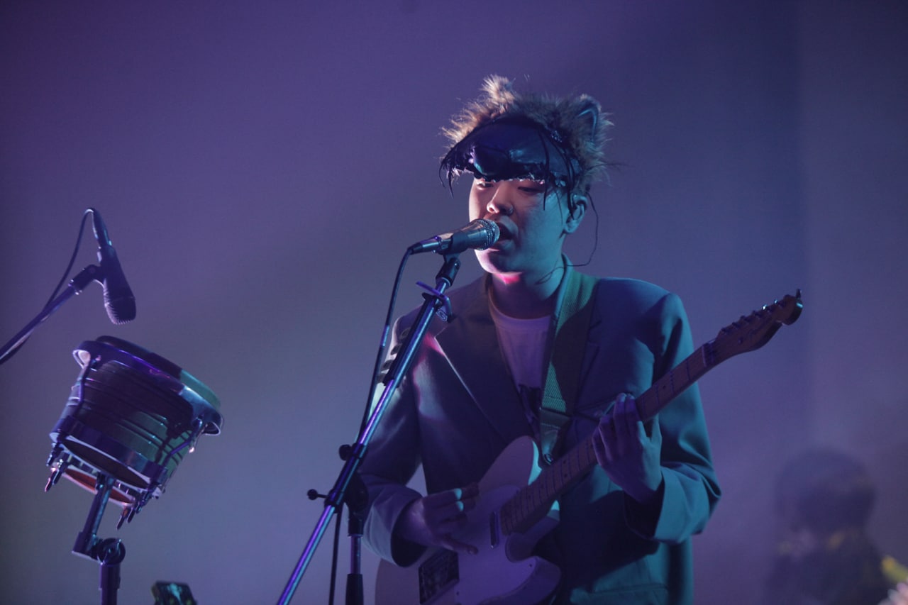 HYUKOHの日本4都市ツアー、白布に囲まれたステージで新曲多数披露