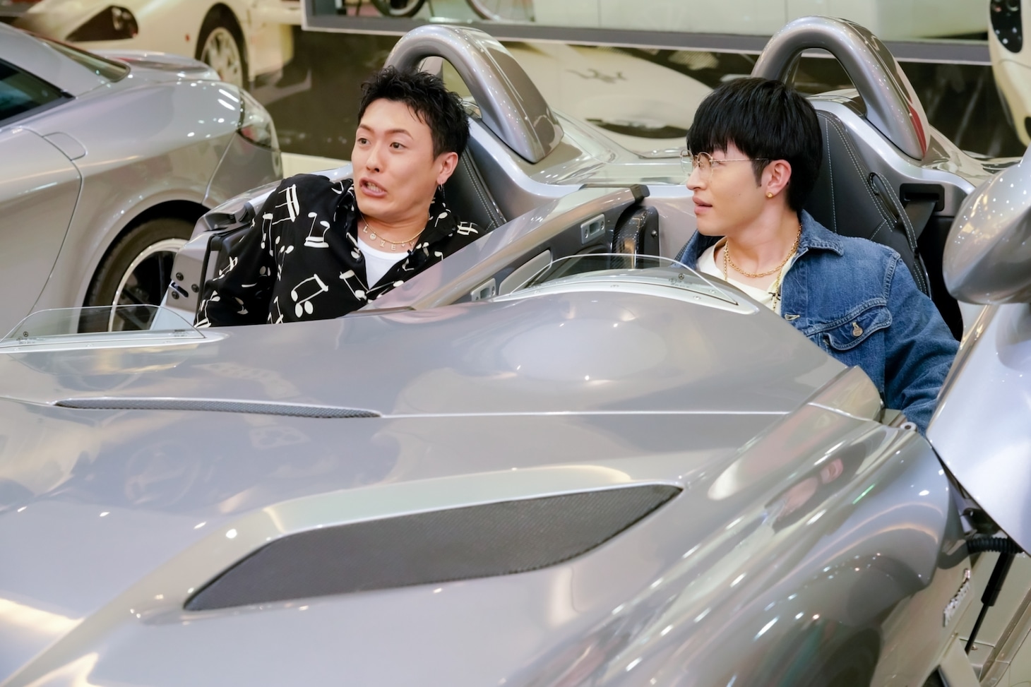 超高級車に驚く中務裕太、佐野玲於。（撮影：荒金大介）