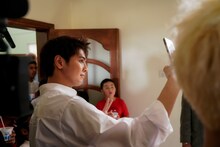 セルフィーを撮る片寄涼太。（撮影：荒金大介）