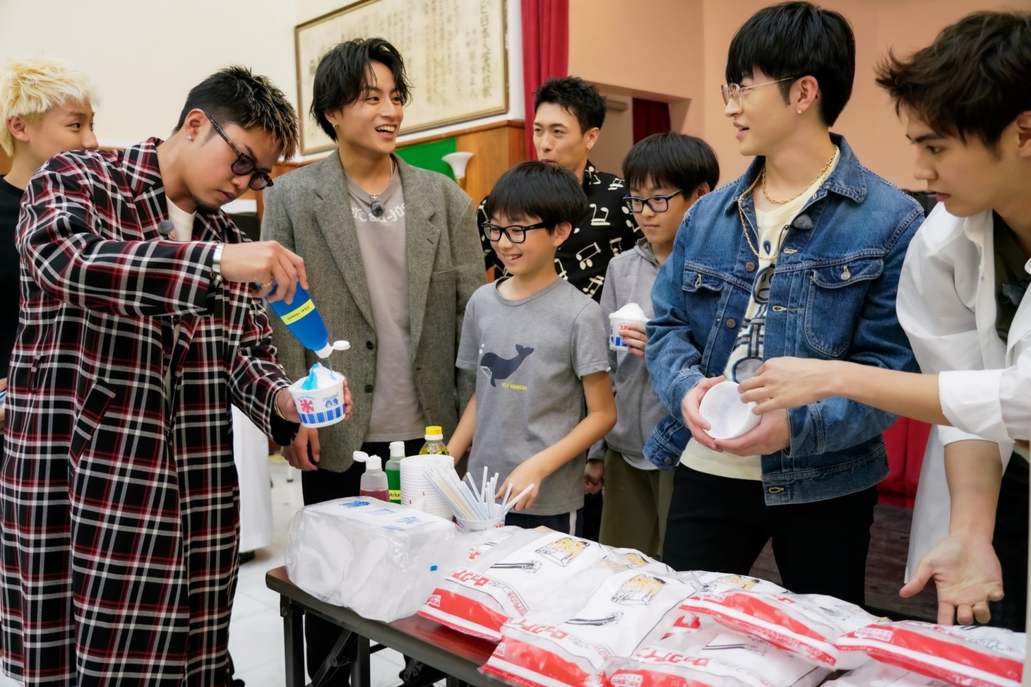 アブダビ日本人学校の生徒たちにかき氷を作るGENERATIONS from EXILE TRIBEメンバー。（撮影：荒金大介）