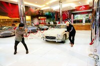 小森隼（右）と高級車のツーショットを撮影する白濱亜嵐（左）。（撮影：荒金大介）