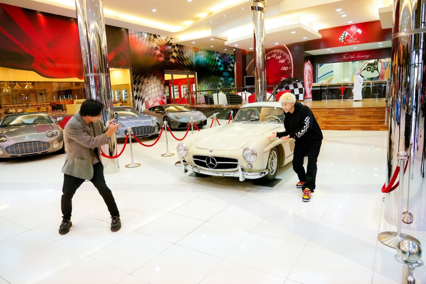 小森隼（右）と高級車のツーショットを撮影する白濱亜嵐（左）。（撮影：荒金大介）