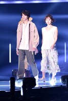 ゲストの三宅亮輔（左）とランウェイを歩く鈴木愛理（右）。