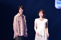 左から三宅亮輔、鈴木愛理。