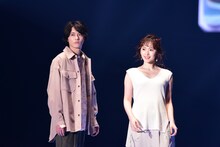 左から三宅亮輔、鈴木愛理。