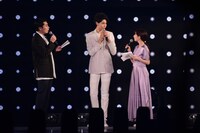 左から吉村崇（平成ノブシコブシ）、ラウール（Snow Man）、田中みな実。