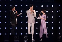 左から吉村崇（平成ノブシコブシ）、ラウール（Snow Man）、田中みな実。