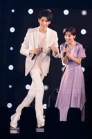 左からラウール（Snow Man）、田中みな実。