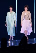 左から土生瑞穗、渡邉理佐。