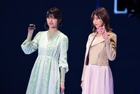 左から土生瑞穗、渡邉理佐。