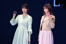 左から土生瑞穗、渡邉理佐。