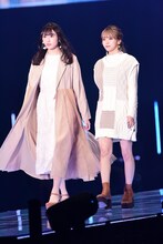 左から渡辺梨加、小林由依。