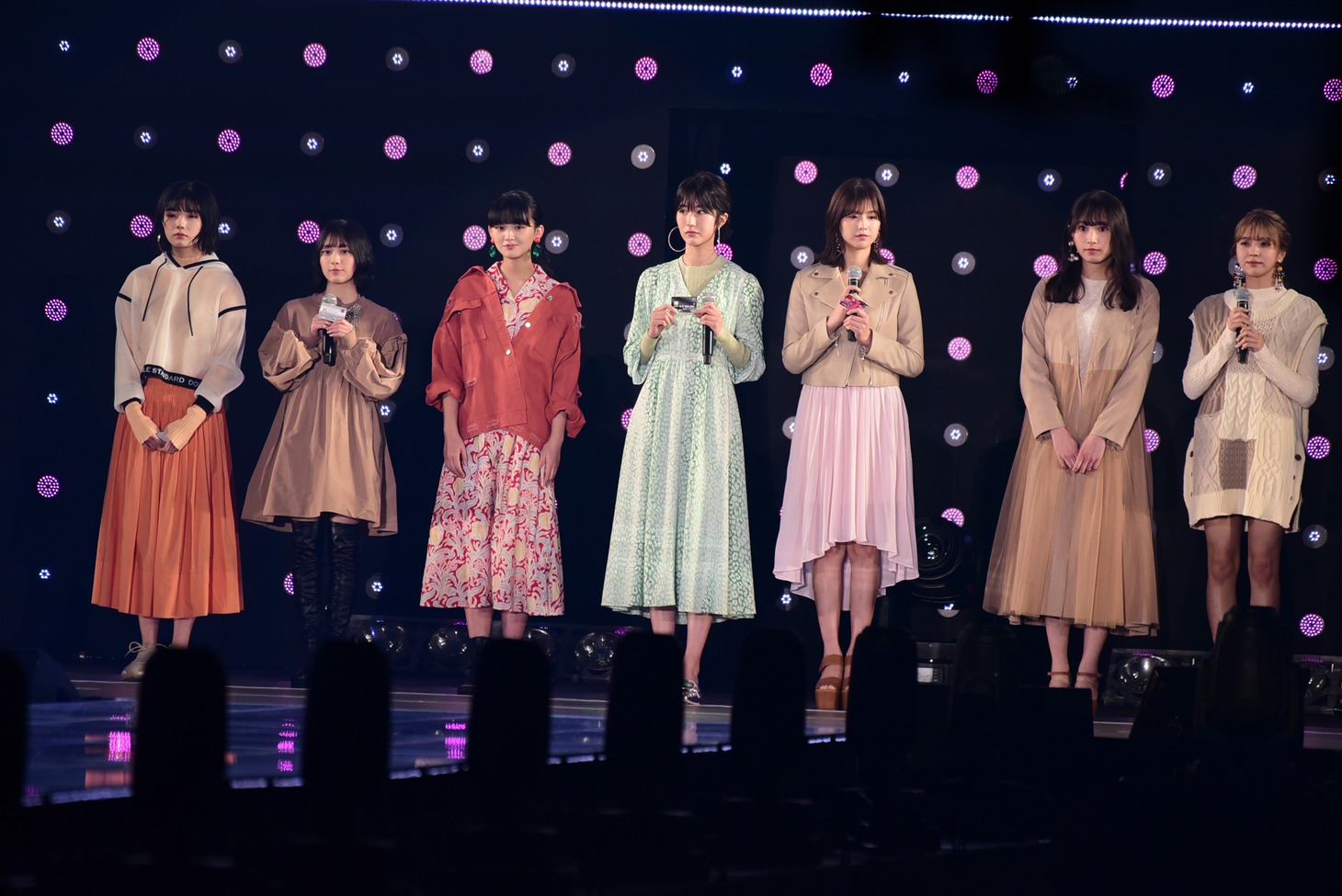 欅坂46。左から藤吉夏鈴、森田ひかる、山崎天、土生瑞穗、渡邉理佐、渡辺梨加、小林由依。