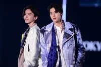 左から道枝駿佑（なにわ男子 / 関西ジャニーズJr.）、佐藤龍我（美 少年 / ジャニーズJr.）。