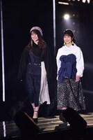 潮紗理菜（左）と丹生明里（右）。