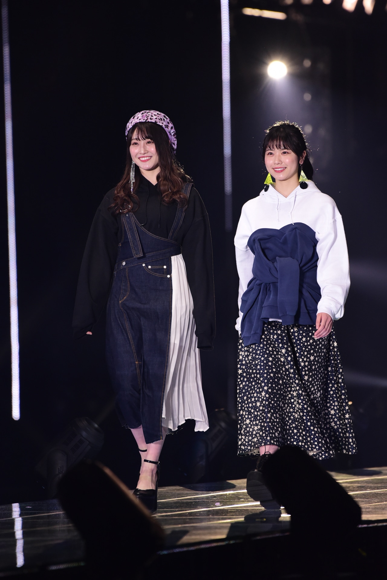 潮紗理菜（左）と丹生明里（右）。