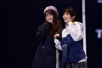 潮紗理菜（左）と丹生明里（右）。