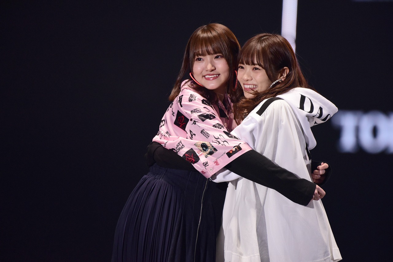 左から高瀬愛奈、宮田愛萌（日向坂46）。