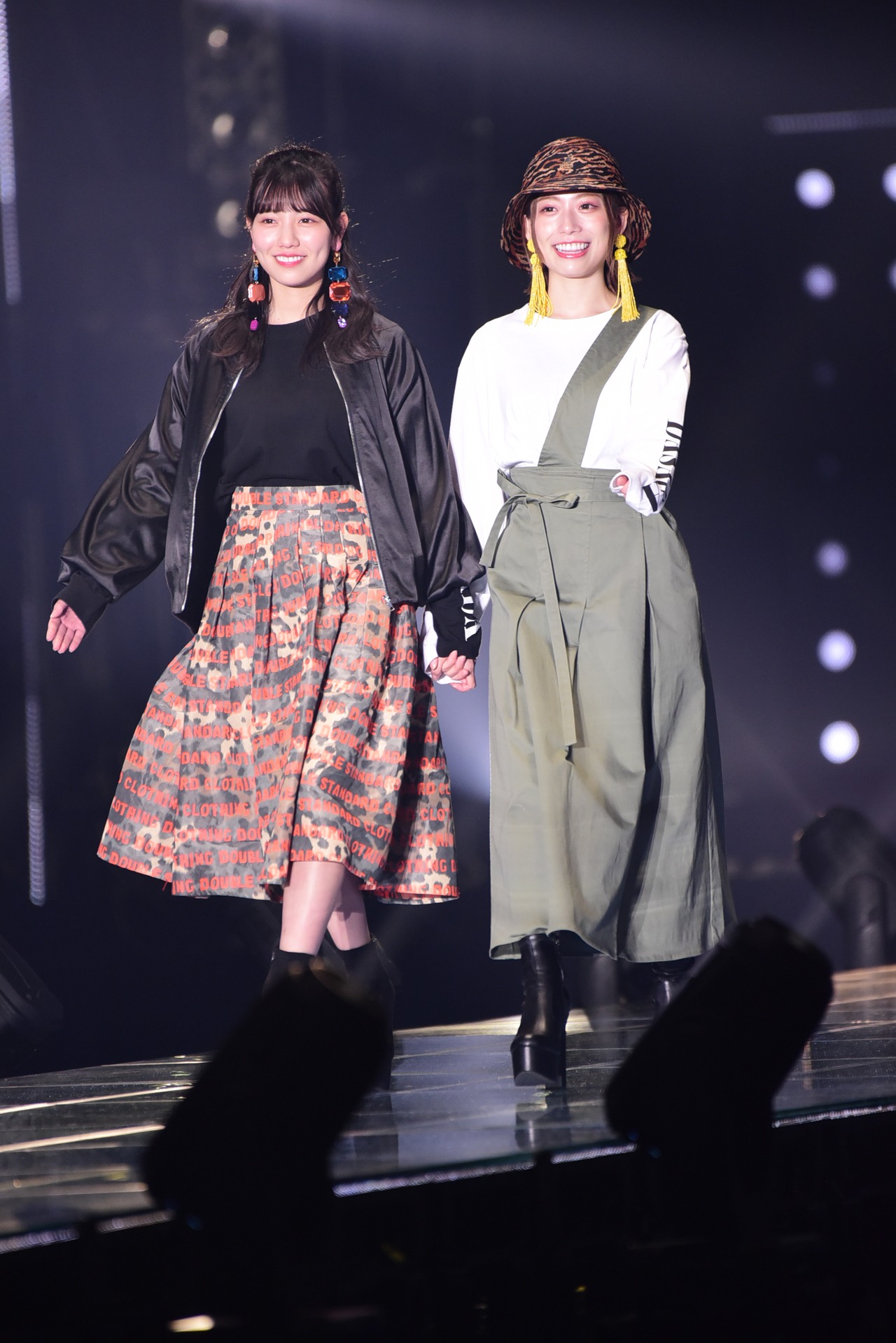 左から河田陽菜、東村芽依（日向坂46）。