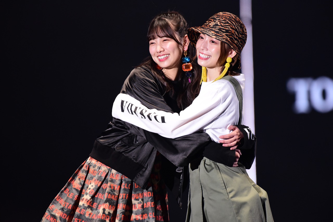 左から河田陽菜、東村芽依（日向坂46）。