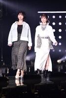 富田鈴花（左）と松田好花（右）。