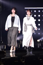 富田鈴花（左）と松田好花（右）。