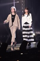 金村美玖（左）と上村ひなの（右）。