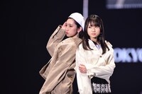金村美玖（左）と上村ひなの（右）。
