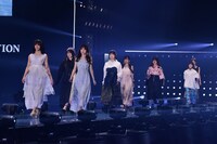 DASADAのステージでランウェイを歩く日向坂46のメンバー。