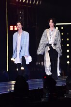 左から吉野北人、塩野瑛久。