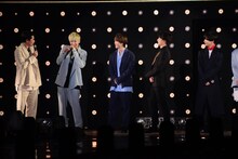 左からMCの吉村崇、「貴族降臨 -PRINCE OF LEGEND-」キャストの長谷川慎、藤原樹、白濱亜嵐、川村壱馬。