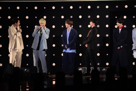 左からMCの吉村崇、「貴族降臨 -PRINCE OF LEGEND-」キャストの長谷川慎、藤原樹、白濱亜嵐、川村壱馬。