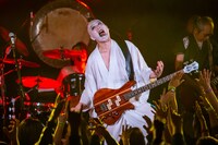 鈴木研一（B, Vo）（撮影：塩見徹）