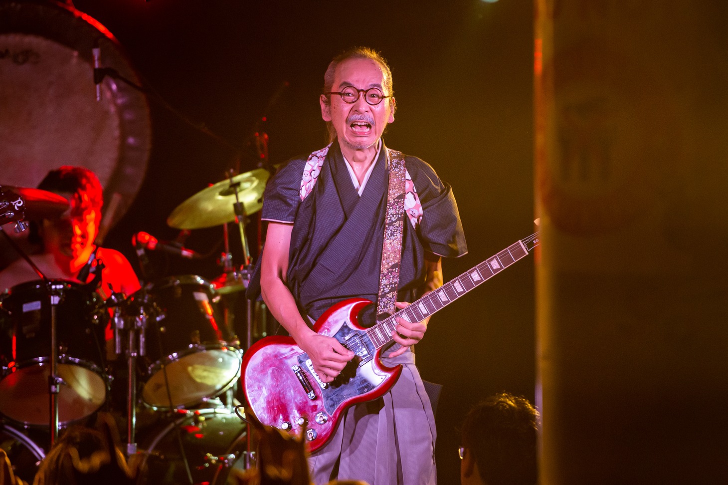 和嶋慎治（G, Vo）（撮影：塩見徹）