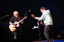 スガシカオと岡野昭仁（ポルノグラフィティ）のセッションの様子。（撮影：関口佳代）